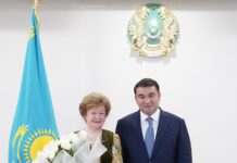 НҰРАЛХАН КӨШЕРОВ ҚАЗАҚТЫҢ ӘН ЖӘНЕ ТЕРМЕ ӨНЕРІН НАСИХАТТАП ЖҮРГЕН ӨНЕР ҚАЙРАТКЕРІМЕН КЕЗДЕСТІ