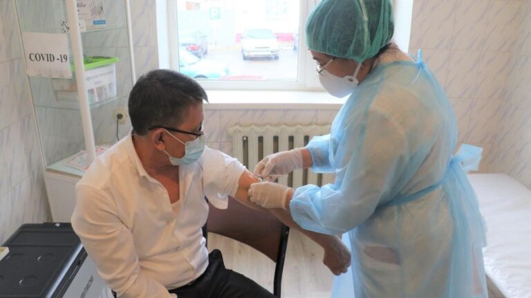 ТҮРКІСТАН: ПЕДАГОГТАР МЕН ПОЛИЦИЯ ӨКІЛДЕРІ ВАКЦИНА САЛДЫРА БАСТАДЫ