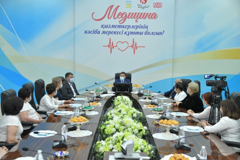 Шымкентте медицина қызметкерлері марапатталды