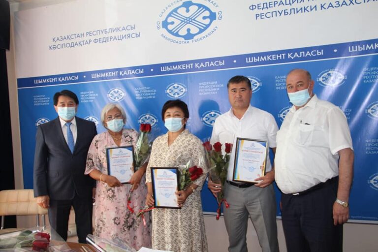 Шымкент: Медицина қызметкерлері күнімен құттықтады