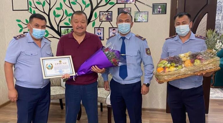 Шымкенттік полицейлер ішкі істер органдарының зейнеткерін Қазақстан полициясы күнімен құттықтады
