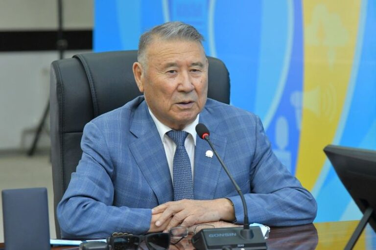 Қала әкімі белгілі журналист Байдулла Қонысбекті «Еңбек ардагері» медалімен марапаттады