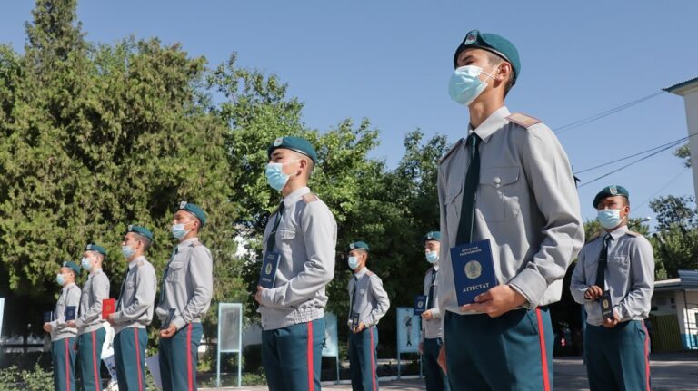 Шымкенттік ұландар аттестаттарын қолдарына алды