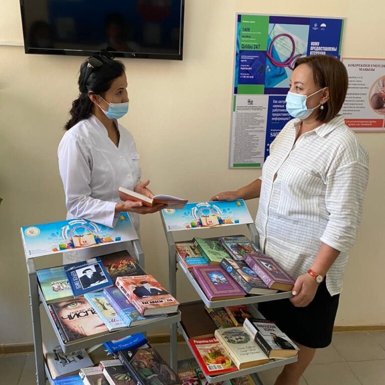 ШЫМКЕНТТЕ ЕМ АЛУШЫЛАРҒА АРНАЛҒАН КІТАП СӨРЕЛЕРІ ОРНАТЫЛДЫ