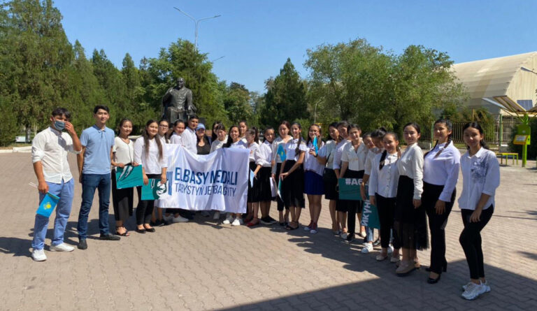 ШЫМКЕНТТЕ ЖАСТАР «КӨЗІМНІҢ ҚАРАСЫ» ӘНІН ХОРМЕН ОРЫНДАДЫ