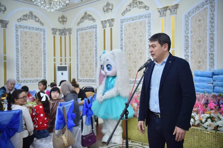 ТҮРКІСТАН ҚАЛАСЫНЫҢ ӘКІМІ МЕРЕКЕДЕ БҮЛДІРШІНДЕРГЕ ТОСЫНСЫЙ ЖАСАДЫ