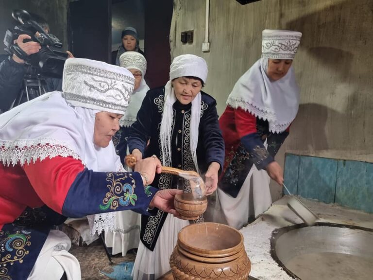 ТҮРКІСТАН: ҚҰРЫЛЫСШЫЛАР АНАЛАР КЕҢЕСІ ӘЗІРЛЕГЕН НАУРЫЗ КӨЖЕДЕН ДӘМ ТАТТЫ