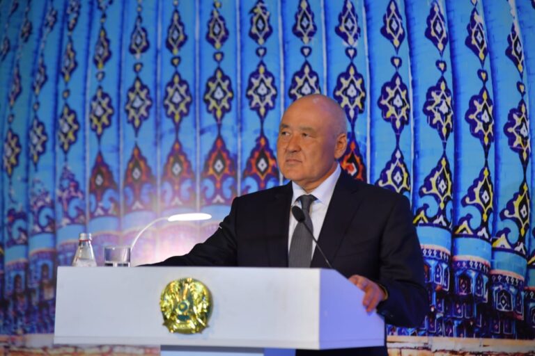 ӨМІРЗАҚ ШӨКЕЕВ ТҮРКІСТАНДЫҚТАРДЫ АЛАҢДАТҚАН МӘСЕЛЕЛЕРДІ ТЫҢДАДЫ