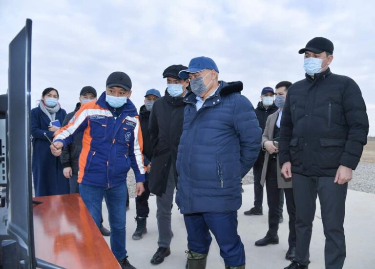 ӨМІРЗАҚ ШӨКЕЕВ ҚҰРЫЛЫСШЫЛАРМЕН КЕЗДЕСТІ
