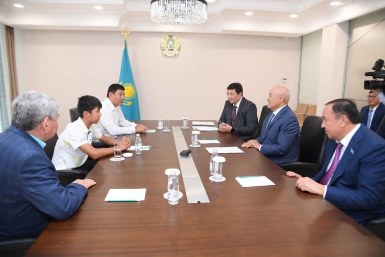 ӨМІРЗАҚ ШӨКЕЕВ ТАНЫМАЛ ЖАС ТЕННИСШІГЕ ҚҰРМЕТ КӨРСЕТТІ