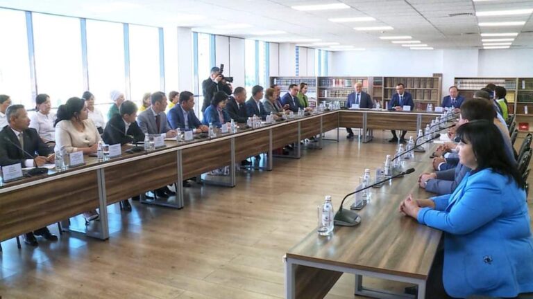 РЕФЕРЕНДУМ: МӘУЛЕН ӘШІМБАЕВ ТҮРКІСТАНДА ЗИЯЛЫ ҚАУЫММЕН КЕЗДЕСУ ӨТКІЗДІ