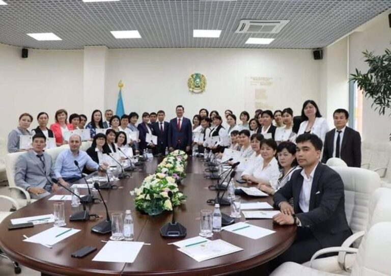 ТҮРКІСТАН: ҮЗДІК ҰСТАЗДАРҒА ҚҰРМЕТ КӨРСЕТІЛДІ