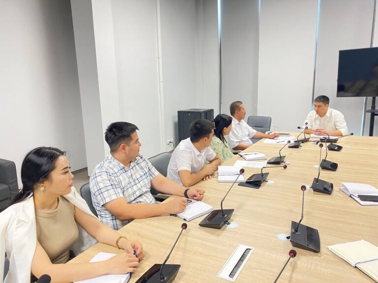 ТҮРКІСТАН: МҮМКІНДІГІ ШЕКТЕУЛІ АЗАМАТ БІР КҮНГЕ БАСҚАРМА БАСШЫСЫНЫҢ ОРНЫНА ЖҰМЫС ІСТЕП КӨРДІ