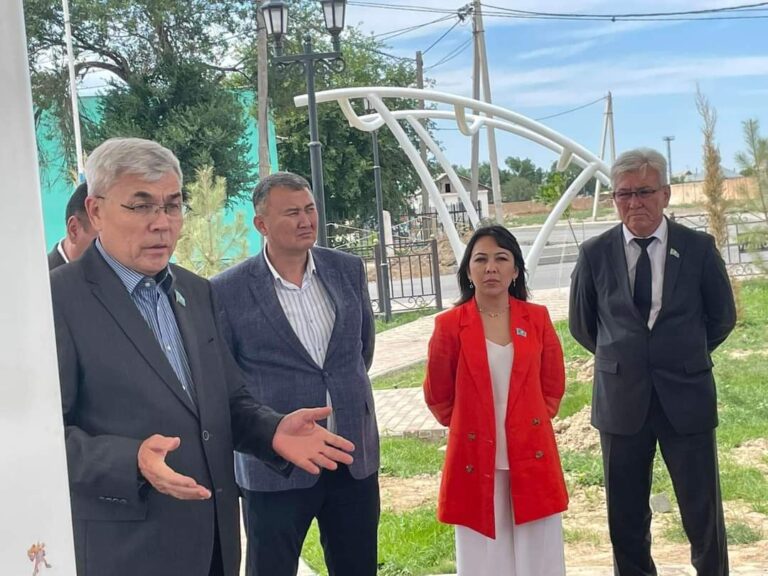 «AMANAT»: МӘЖІЛІС ДЕПУТАТЫ САУРАНДА БІРҚАТАР КЕЗДЕСУ ӨТКІЗДІ