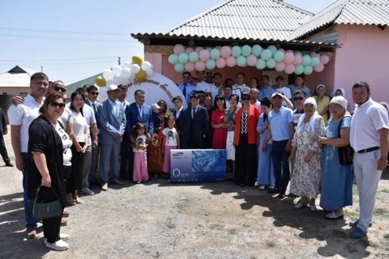 ТҮРКІСТАН: СОЗАҚТА МЕКТЕПТІ 20 ЖЫЛ БҰРЫН БІТІРГЕН ТҮЛЕКТЕР КӨПБАЛАЛЫ ОТБАСЫҒА ҮЙ СЫЙЛАДЫ