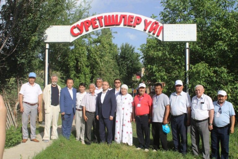 ТҮРКІСТАН: ДӘУРЕН АБАЕВ ТӨЛЕБИДЕГІ «СУРЕТШІЛЕР ҮЙІНДЕ» ҚЫЛҚАЛАМ ШЕБЕРЛЕРІМЕН КЕЗДЕСТІ