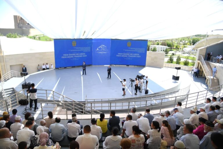 ТҮРКІСТАН: ӨМІРЗАҚ ШӨКЕЕВПЕН КЕЗДЕСУГЕ 500-ДЕН АСТАМ АДАМ КЕЛДІ