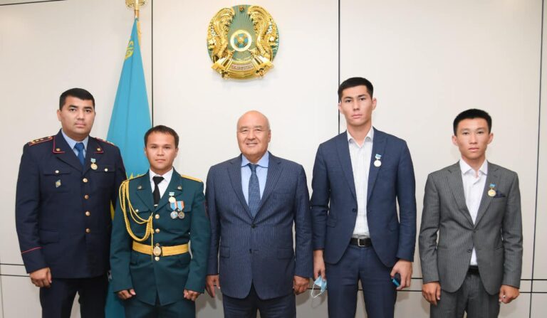 ТҮРКІСТАН ОБЛЫСЫНЫҢ ӘКІМІ БЕЙБІТ КҮННІҢ БАТЫРЛАРЫНА ҚҰРМЕТ КӨРСЕТТІ