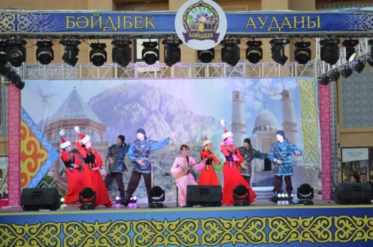 ТҮРКІСТАНДА БӘЙДІБЕК АУДАНЫНЫҢ ӨНЕРПАЗДАРЫ ӨНЕР КӨРСЕТТІ