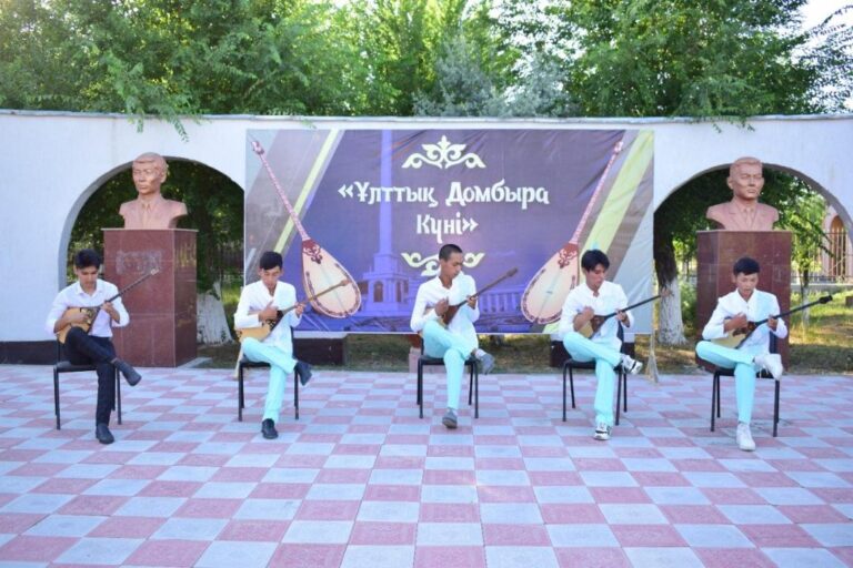 ТҮРКІСТАН: ОТЫРАР АУДАНЫНДА «ҰЛТТЫҚ ДОМБЫРА КҮНІ» АТАП ӨТІЛДІ