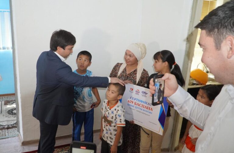 ТҮРКІСТАН: БӘЙДІБЕК АУДАНЫНДА КӨПБАЛАЛЫ АНАҒА ЖЕТІ БӨЛМЕЛІ БАСПАНА СЫЙЛАДЫ