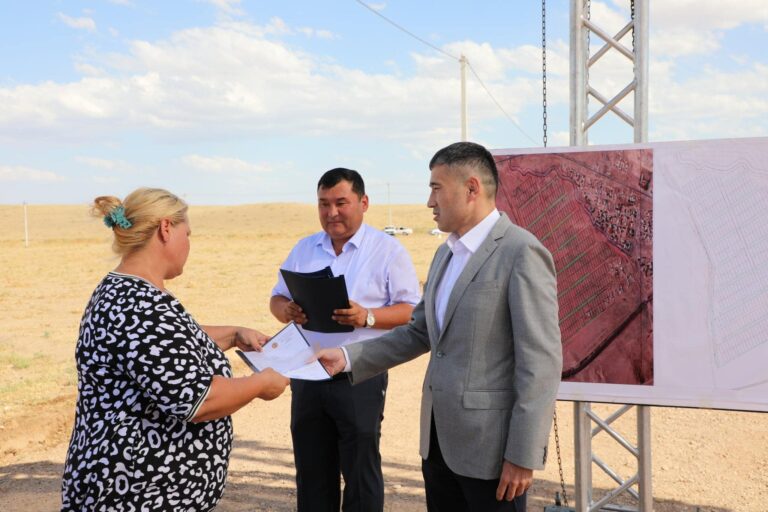 ТҮРКІСТАН: САРЫАҒАШТА 500-ГЕ ЖУЫҚ ТҰРҒЫНҒА ЖЕР ТЕЛІМІ БЕРІЛЕ БАСТАДЫ