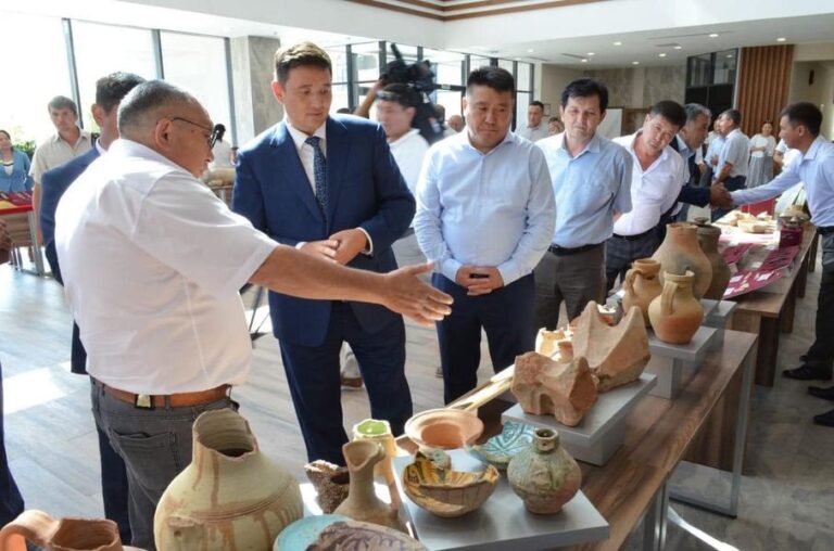 ТҮРКІСТАНДА АРХЕОЛОГТАР КҮНІ МЕРЕКЕЛЕНДІ