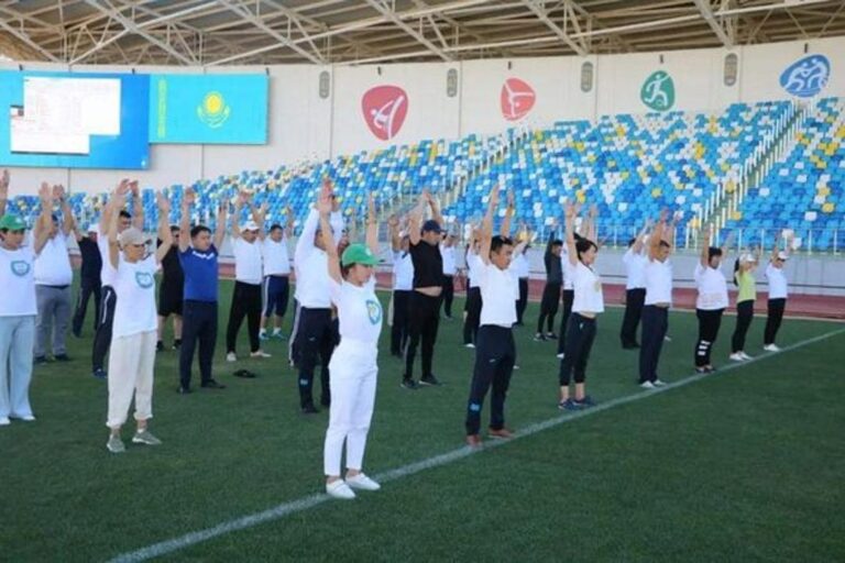 ТУРКЕСТАН: ГОССЛУЖАЩИЕ ВЫШЛИ НА УТРЕННЮЮ ЗАРЯДКУ