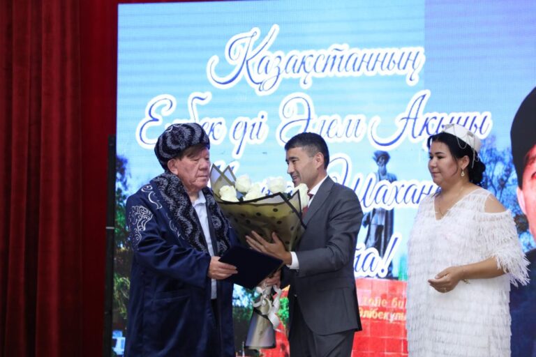 ТҮРКІСТАН: АҚИЫҚ АҚЫН МҰХТАР ШАХАНОВ САРЫАҒАШТЫҚ ТҰРҒЫНДАРМЕН КЕЗДЕСТІ