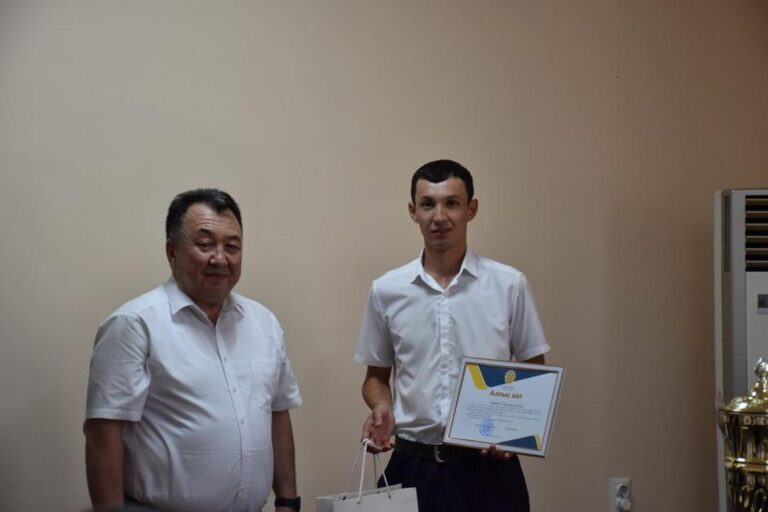 ТҮРКІСТАН: АУДАН ӘКІМІ СПАРТАКИАДАДА ЧЕМПИОН АТАНҒАН СПОРТШЫЛАРДЫ ҚАБЫЛДАДЫ