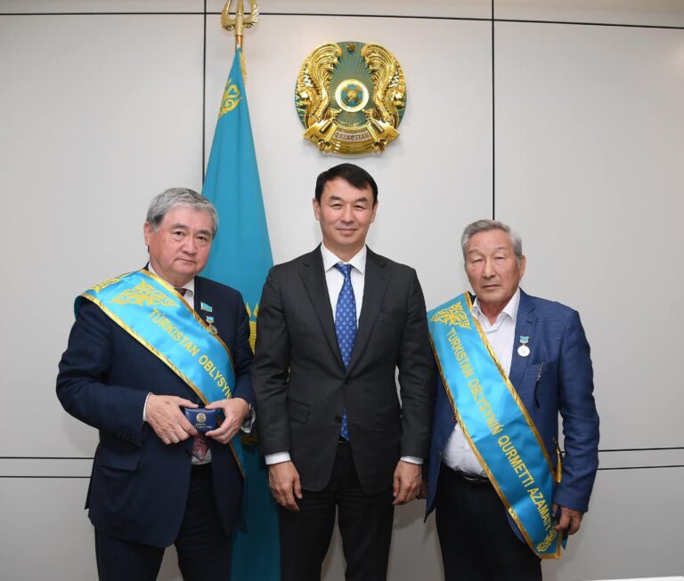 ТҮРКІСТАН ӨҢІРІНЕН ШЫҚҚАН ҚОС ҚАЙРАТКЕРГЕ ҚҰРМЕТ КӨРСЕТІЛДІ