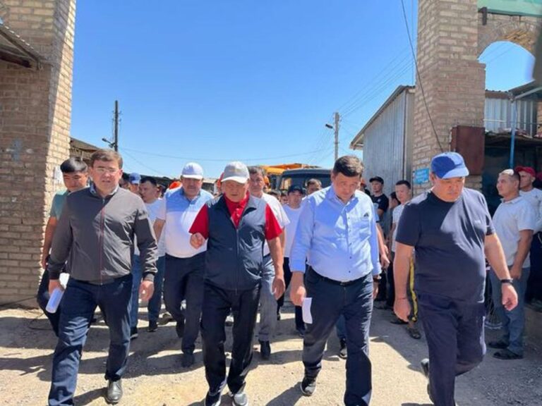Ө.ШӨКЕЕВ: ЖЕТІСАЙДАҒЫ ӨРТЕНГЕН БАЗАРДЫҢ КӘСІПКЕРЛЕРІ КӨМЕКСІЗ ҚАЛМАЙДЫ