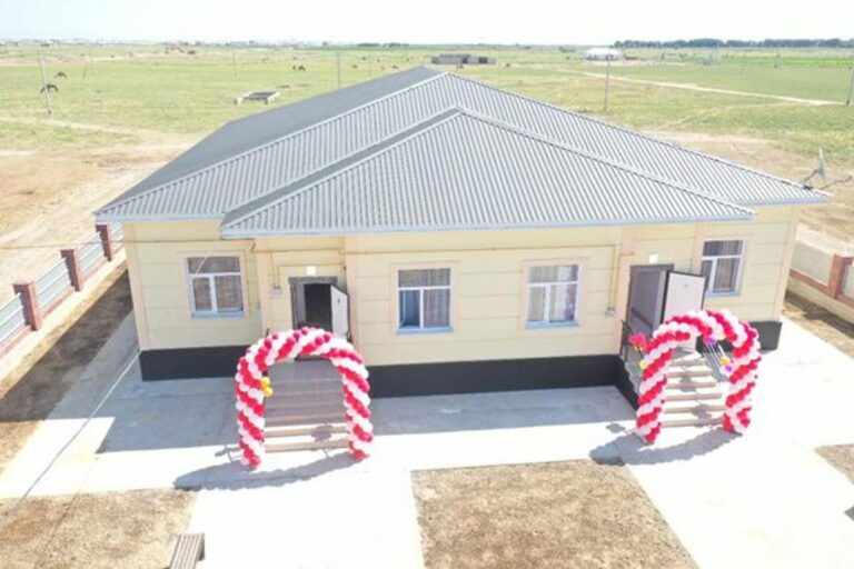 ДВЕ СЕМЬИ, ПОБЫВАВШИЕ НА ЛИЧНОМ ПРИЕМЕ У У.ШУКЕЕВА ПОЛУЧИЛИ ЖИЛЬЕ