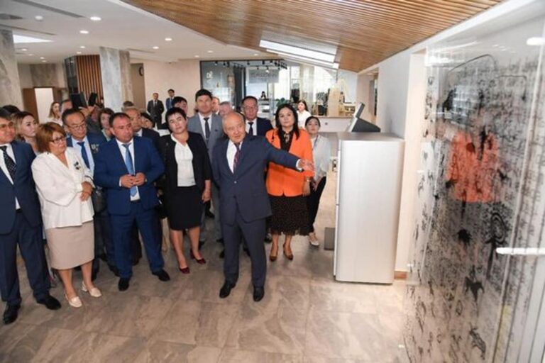 УМИРЗАК ШУКЕЕВ ПРОВЕЛ ДЛЯ ПЕДАГОГОВ ЭКСКУРСИЮ ПО ТУРКЕСТАНУ