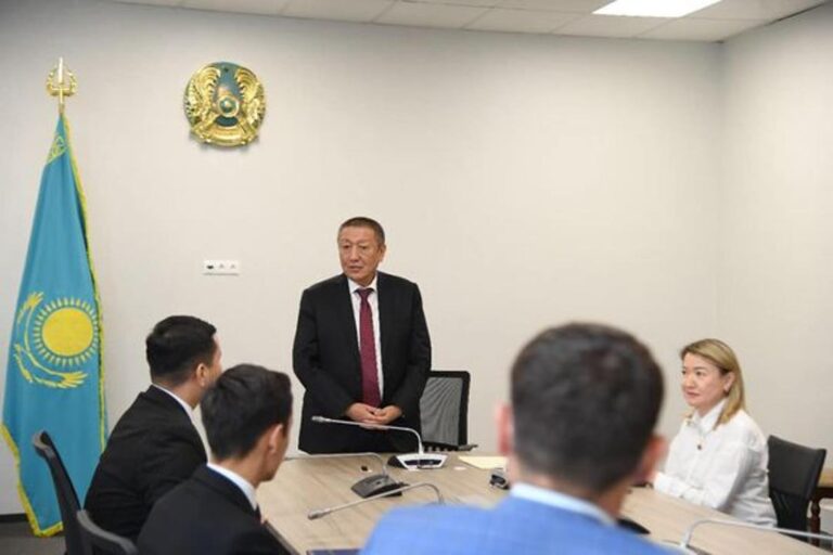 РЕСПУБЛИКА КҮНІ ҚАРСАҢЫНДА ТҮРКІСТАНДЫҚ МЕМЛЕКЕТТІК ҚЫЗМЕТШІЛЕР АНТ БЕРДІ