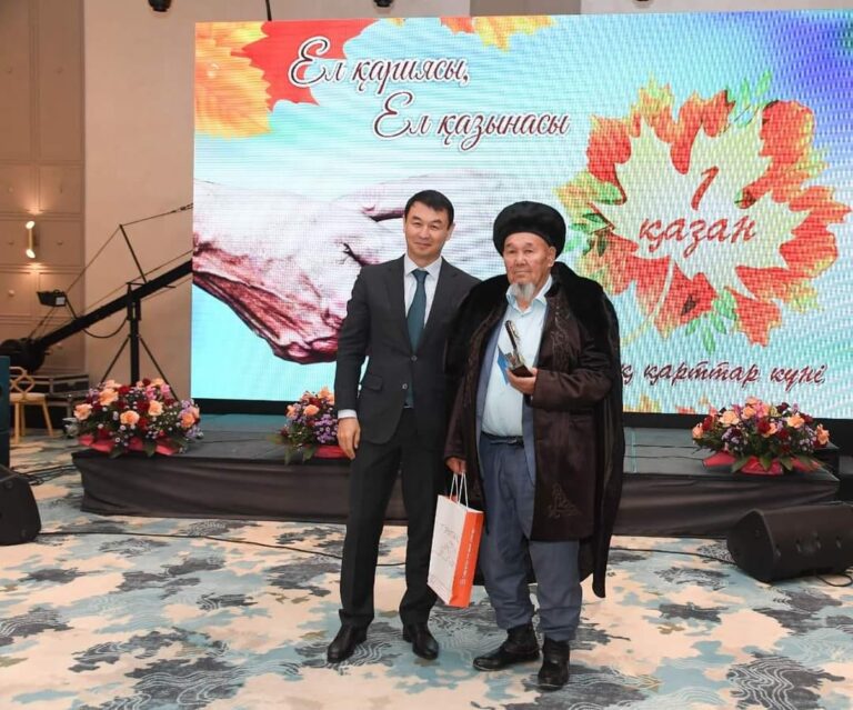 ТҮРКІСТАН: ДАРХАН САТЫБАЛДЫ АРДАГЕРЛЕР МЕН ҚАРТТАРҒА ҚҰРМЕТ КӨРСЕТТІ