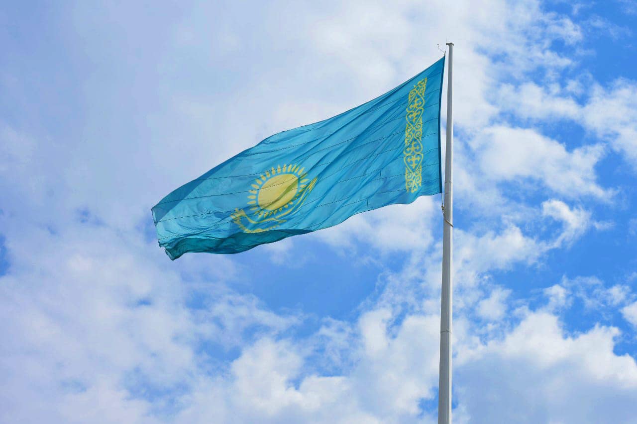 көк жүзінде көк жолақ. казахстанский флаг. көк жүзінде көк жолақ. көк ту. флаг казахстана фото.