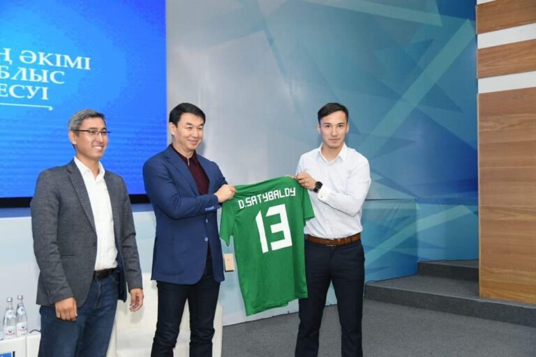 ТҮРКІСТАН ОБЛЫСЫНЫҢ ӘКІМІ ДАРХАН САТЫБАЛДЫ ӨҢІР ЖАСТАРЫМЕН КЕЗДЕСТІ