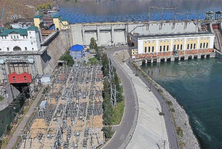 Мейрам Қажыкен Өскемендегі ГЭС-ке барды