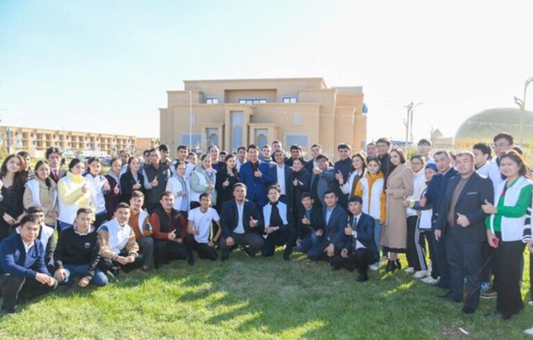 Түркістан облысының әкімі Дархан Сатыбалды өңір жастарымен кездесті