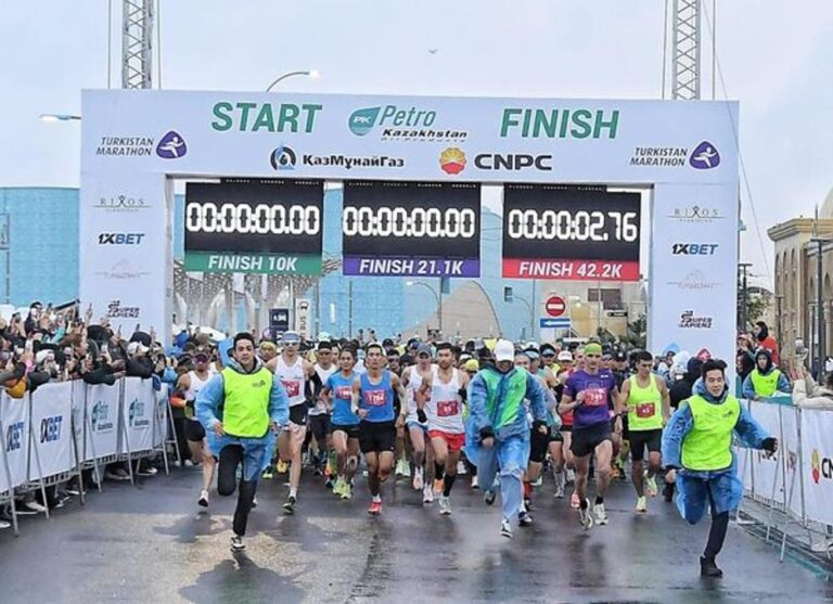 В ТУРКЕСТАНЕ БОЛЕЕ 2000 ЧЕЛОВЕК ПРИНЯЛИ УЧАСТИЕ В МАРАФОНЕ ПО БЕГУ
