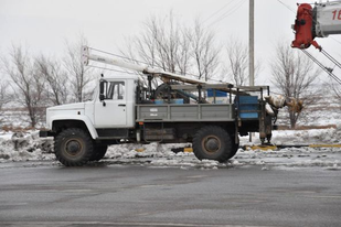 ТҮРКІСТАН: ҚҰЛАҒАН ЭЛЕКТР БАҒАНАЛАРЫ ҚАЛПЫНА КЕЛТІРІЛІП ЖАТЫР