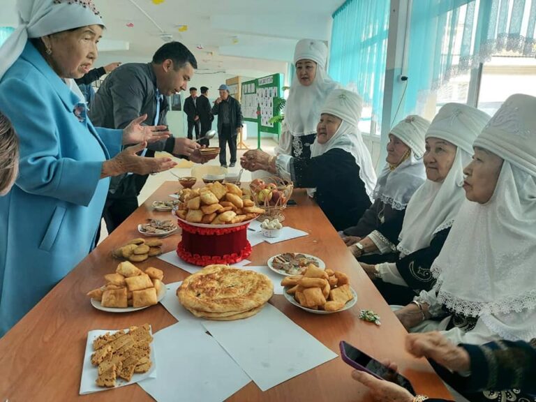 ЖЕТІСАЙЛЫҚ ӘЖЕЛЕР САЙЛАУҒА КЕЛГЕН АЗАМАТТАРҒА НАУРЫЗКӨЖЕ, БАУЫРСАҚ ҰСЫНЫП, ШАШУ ШАШТЫ