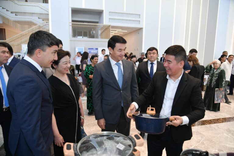 ТҮРКІСТАНДА ӨҢІР ЖӘНЕ ҚЫТАЙ ТАУАРЛАРЫНЫҢ КӨРМЕСІ АШЫЛДЫ