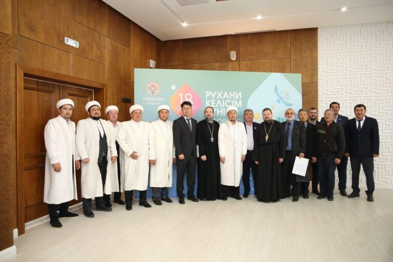 ТҮРКІСТАНДА ДІНИ КОНФЕССИЯ БАСШЫЛАРЫ КЕЗДЕСТІ