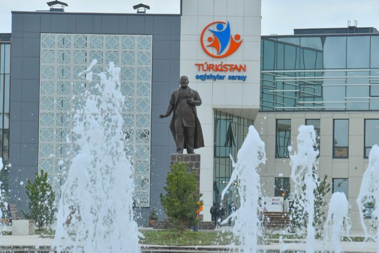 ТҮРКІСТАНДА ЖАС ЗЕРТТЕУШІЛЕРГЕ ҚОЛДАУ КӨРСЕТІЛУДЕ