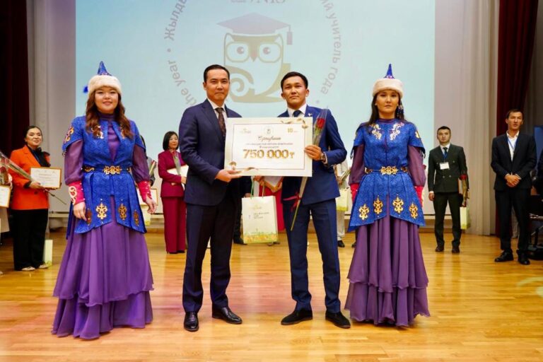 ТҮРКІСТАНДЫҚ ҰСТАЗ «ҮЗДІК ЖЫЛ МҰҒАЛІМІ – 2023» БАЙҚАУЫНДА ІІІ ОРЫН ИЕЛЕНДІ