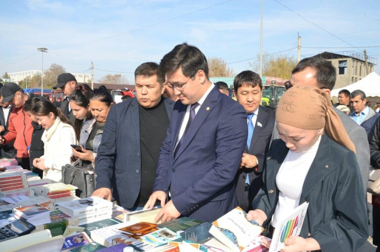 ТҮРКІСТАН: ЖЕТІСАЙДА КІТАП ЖӘРМЕҢКЕСІ ӨТТІ