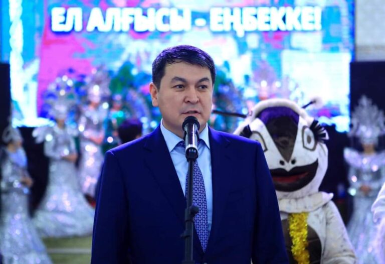 ТҮРКІСТАНДА ЕҢБЕК АДАМДАРЫНА ҚҰРМЕТ КӨРСЕТІЛДІ