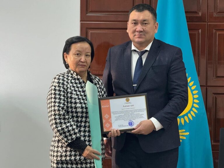 ТҮРКІСТАН: САУРАНДА МЕРЕКЕГЕ ОРАЙ ТӘУЕЛСІЗДІККЕ ҮЛЕС ҚОСҚАН АЗАМАТТАР МЕН КӨПБАЛАЛЫ АНАЛАР МАРАПАТТАЛДЫ